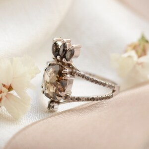 Bague de fiançailles florale en or blanc 14K, bague en diamant ovale à tige fendue, bague de fiançailles marquise sel et poivre image 4