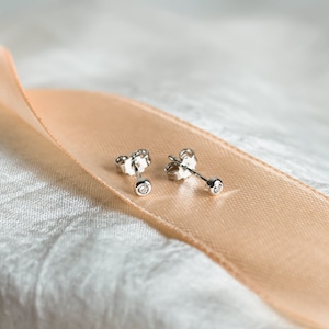 Teeny tiny stud earrings, Tiny stud earrings set, Small gold studs, Unique dainty earrings imagem 2