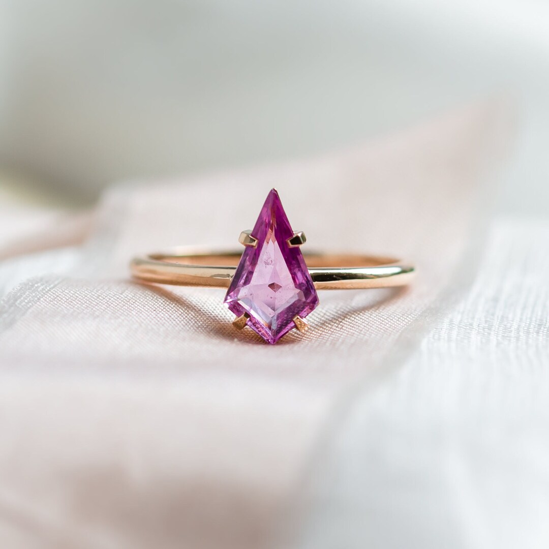 ラボで育成されたピンクサファイアリング、ピンクサファイアカイト