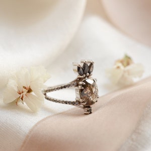 Bague de fiançailles florale en or blanc 14K, bague en diamant ovale à tige fendue, bague de fiançailles marquise sel et poivre image 7