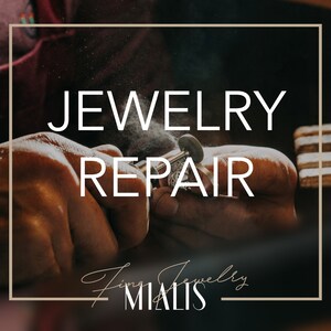 Op de afbeelding: Een close-up van de handen van een juwelier die een gereedschap gebruikt om een ​​juweel te repareren. De afbeelding heeft de tekst "Jewelry Repair" en "Fine Jewelry MiAlis".