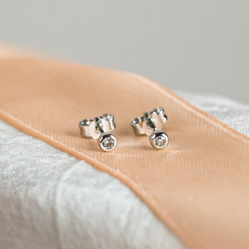 Teeny tiny stud earrings, Tiny stud earrings set, Small gold studs, Unique dainty earrings imagem 1