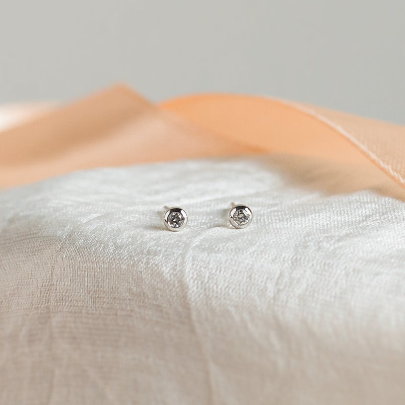 Teeny tiny stud earrings, Tiny stud earrings set, Small gold studs, Unique dainty earrings imagem 6