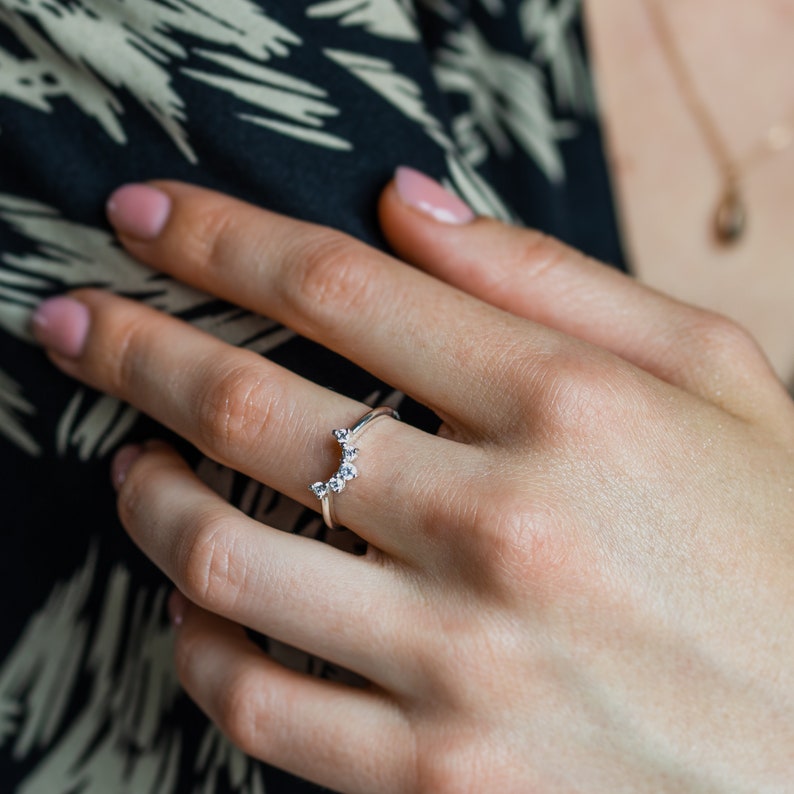 Gold curved wedding band with 5 diamonds, Minimalist diamond wedding ring image 5