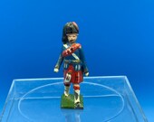 20 39 s - 50 39 s Painted Lead Scots Guard 6.3cm