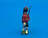 20 39 s - 50 39 s Britains Painted Lead Kilted Scots Guard 6.1cm