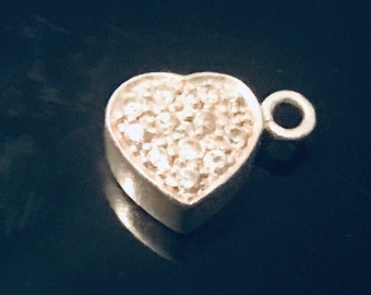 Solid Silver Charm: Coeur avec charme scintillant - 1.3cm de large. charmes vintage