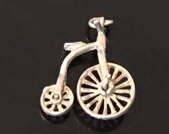 Charme argenté massif : Penny Farthing Bycycle Charm - 2.4cm de haut. charmes vintage