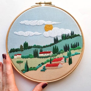 Paysage italien Broderie à la main encadrée dans un cerceau de broderie de 7 image 1