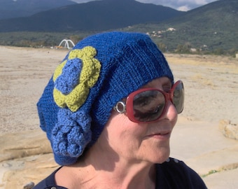 BONNET D'HIVER en laine avec fleurs coloris bleu roi