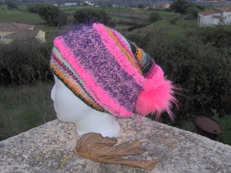 BONNET RETOMBANT:COLORIS rose fluo, parme, gris, pompon imitation fourrure image 3