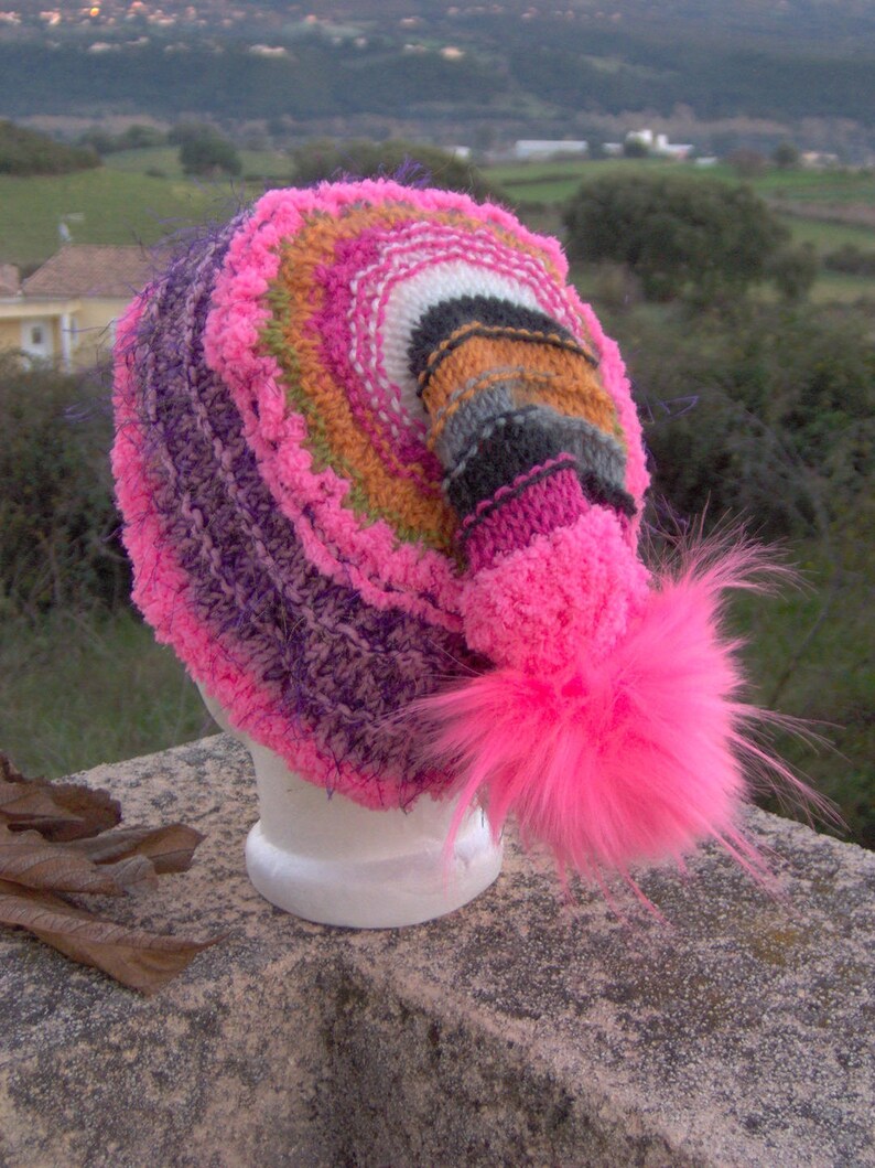 BONNET RETOMBANT:COLORIS rose fluo, parme, gris, pompon imitation fourrure image 2