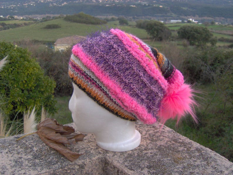 BONNET RETOMBANT:COLORIS rose fluo, parme, gris, pompon imitation fourrure image 1