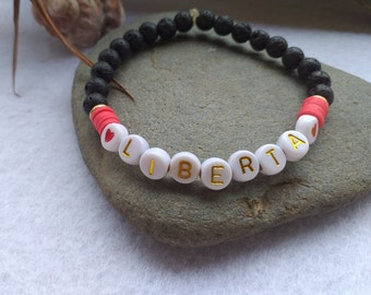 Bracelet en perles HEISHI rouges personnalisé et perles de lave noires, bracelet empilable, bracelet de perles de lettres, bracelet mantra.