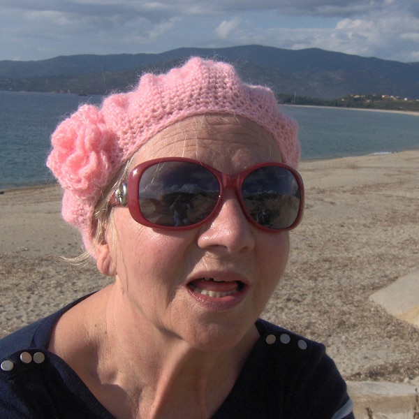 BERET AVEC FLEUR réalisé  au crochet rose pâle