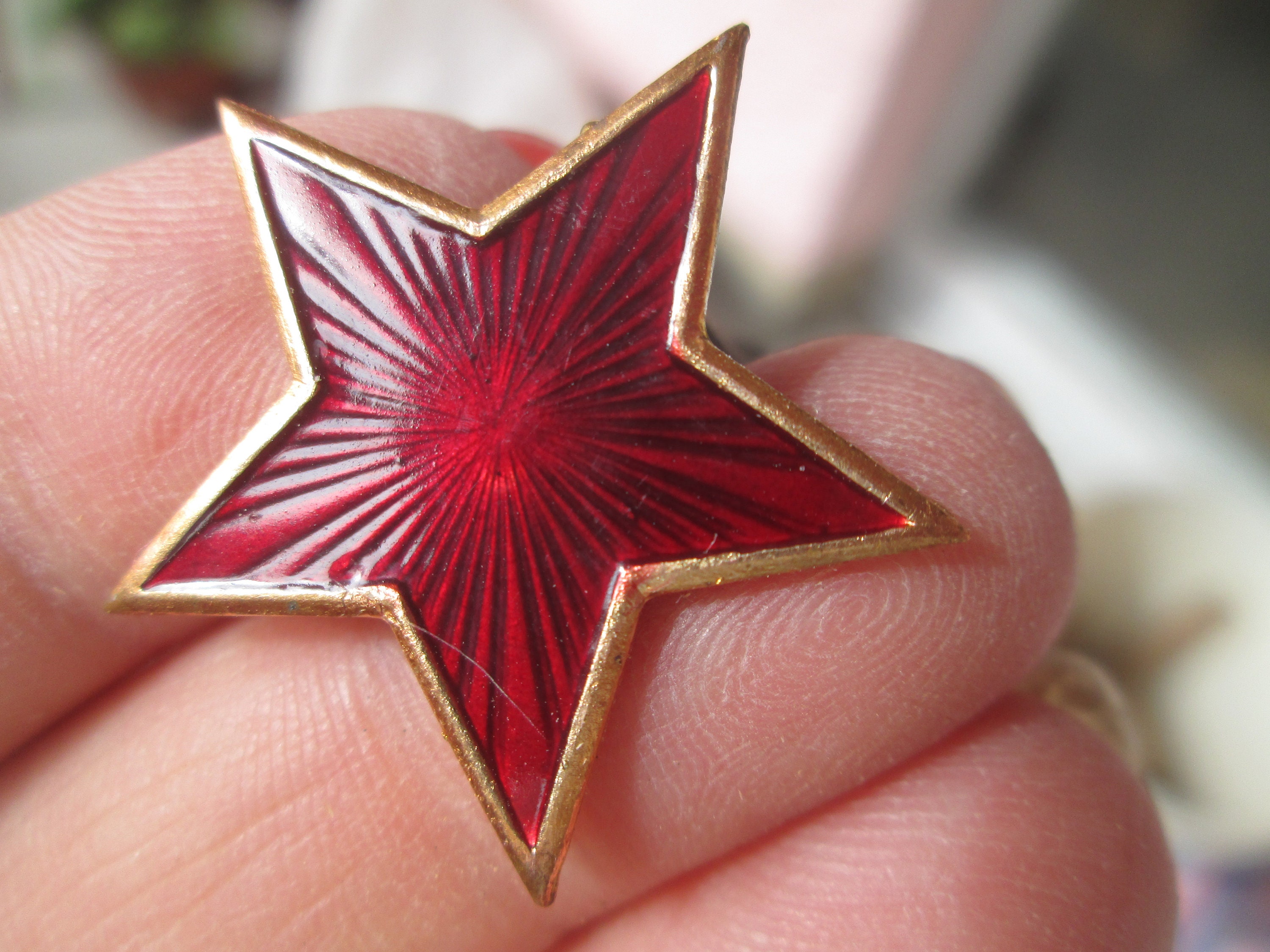 Épingle en émail étoile rouge de Belgrade des années 1980