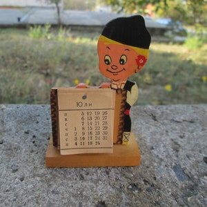 Vintage wooden calendar, Small calendar, Wooden note holder, Vintage desk kalendar, Wooden boy, Handmade figure, Note holder, Mini calendar