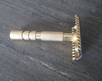 Maquinilla de afeitar vintage de doble filo: empuñadura metálica acanalada, accesorio masculino