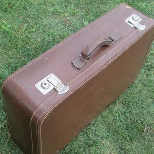 Vintage Koffer, altes Gepäck, Retro-Koffer, Pappkoffer, Тravel-Koffer, Retro-Dekor, beunruhigter Koffer, brauner Koffer, Wohnkultur