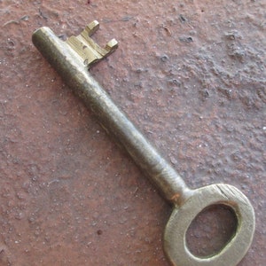 Rusty Skeleton Key Vintage Key Vintage Oval Metal Key Key Collection Primitive Key Antique Key Big Iron Skeleton Key Old Metal Key