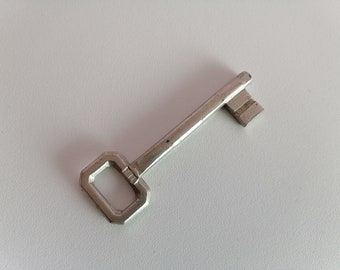 Vintage Metal Skeleton Key: Rusty Antique Iron Key (3 in)