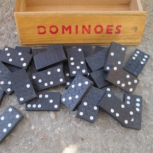 Domino's, dominobordspel, vintage bordspel, vintage dominoset, dominostenen in houten kist, 28 stuks dominostenen in houten kist, familiespel