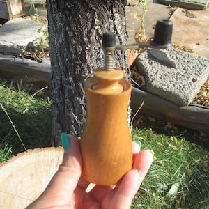 Alte Pfeffermühle, Holzmühle, kleine Gewürzmühle, Vintage-Mühle, Pfeffermühle, Pfeffermühle aus Holz, rustikales Dekor, Vintage Küchendekor