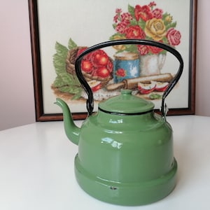 Vintage Green Enamel Teapot: Rustic Kitchen Decor, 1.5L