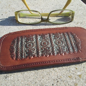 Embossed glasses case, Tooled leather case, Vintage glasse case, Leather spectacles sleeve, Handmade leather case, Vintage glasses holder