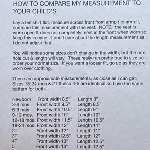 Puede incluir: Un papel blanco con una gu&iacute;a de tallas de chalecos. La gu&iacute;a incluye medidas para reci&eacute;n nacidos hasta la talla 8, con ancho frontal y largo en pulgadas. Tambi&eacute;n se incluyen instrucciones sobre c&oacute;mo comparar las medidas.