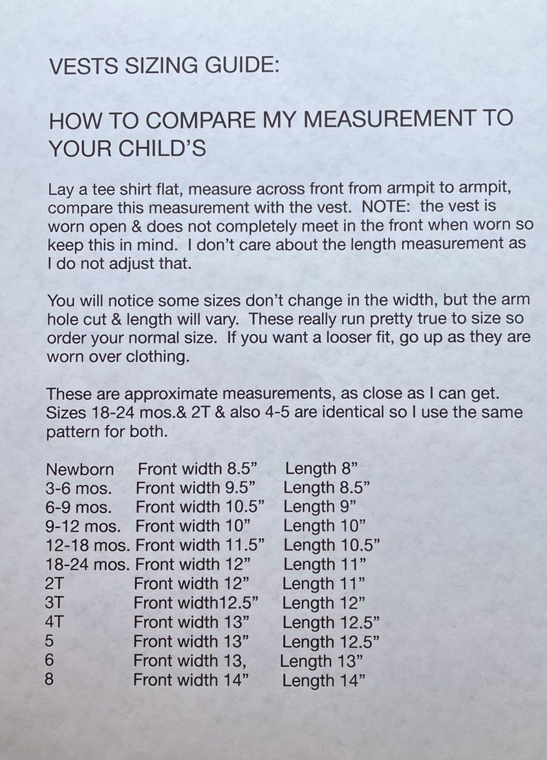 Puede incluir: Un papel blanco con una gu&iacute;a de tallas de chalecos. La gu&iacute;a incluye medidas para reci&eacute;n nacidos hasta la talla 8, con ancho frontal y largo en pulgadas. Tambi&eacute;n se incluyen instrucciones sobre c&oacute;mo comparar las medidas.