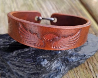 Handcrafted Leather Wrist Cuff Bracelet: Italian Vegetable Tanned Leather