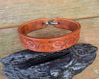 Handcrafted Leather Wrist Cuff Bracelet: Italian Vegetable Tanned Leather