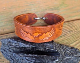 Handcrafted Leather Wrist Cuff Bracelet: Italian Vegetable Tanned Leather