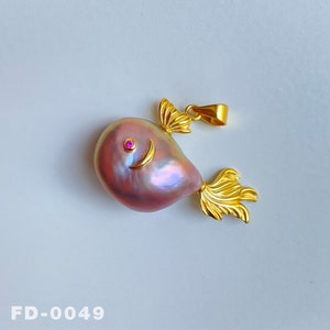 手作りの魚のペンダントネックレス - 天然淡水バロック真珠 / ユニークな航海ジュエリー 海にインスパイアされたアクセサリー 海好きの方へのギフトに最適