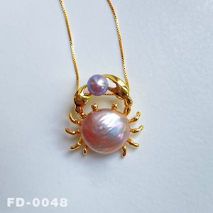 天然淡水真珠を使用した手作りのカニペンダントネックレス / ユニークな航海ジュエリー / 海にインスパイアされたアクセサリー / 海好きの方へのギフトに最適