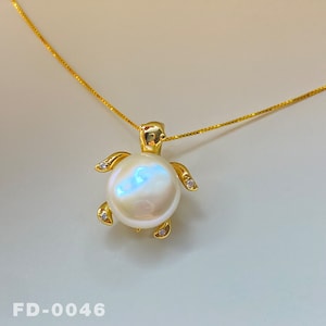 天然淡水真珠を使用した手作りのウミガメペンダントネックレス / 航海ジュエリー / 海をテーマにしたアクセサリー / 海好きの方へのギフトに最適