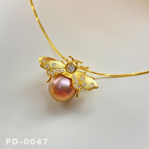 天然淡水エジソンラウンドパールを使用した手作りの蜂チャームペンダントネックレスとブローチ / ユニークな昆虫ジュエリー / 昆虫愛好家へのギフトに最適