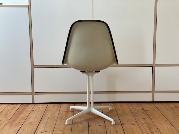 Chaise Design Vintage Vitra DSS Par Charles & Ray Eames - Fibre De Verre Blanche, Occasion
