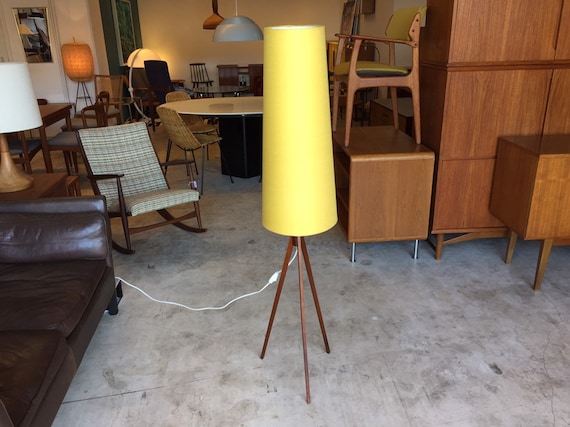 Rare Yellow 50er 60er Danish Teak Tripod Stehlampe Vintage Leuchte  Skandinavien Lampe Sofa Mid Century lamp zu Sideboard