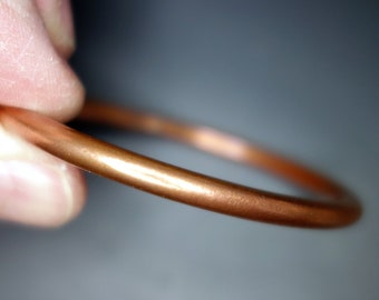 Copper bangle ergonomic oval shape handmade with silver-soldered joint <=> price includes velvet pouch + FREE delivery