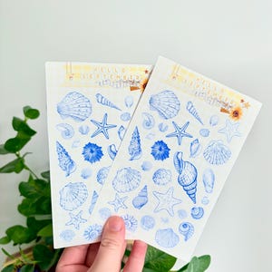 Blåtonade klistermärken med snäckskal | dagboksklistermärken | scrapbookingklistermärken | klistermärke | havsliv | hav | snäckor