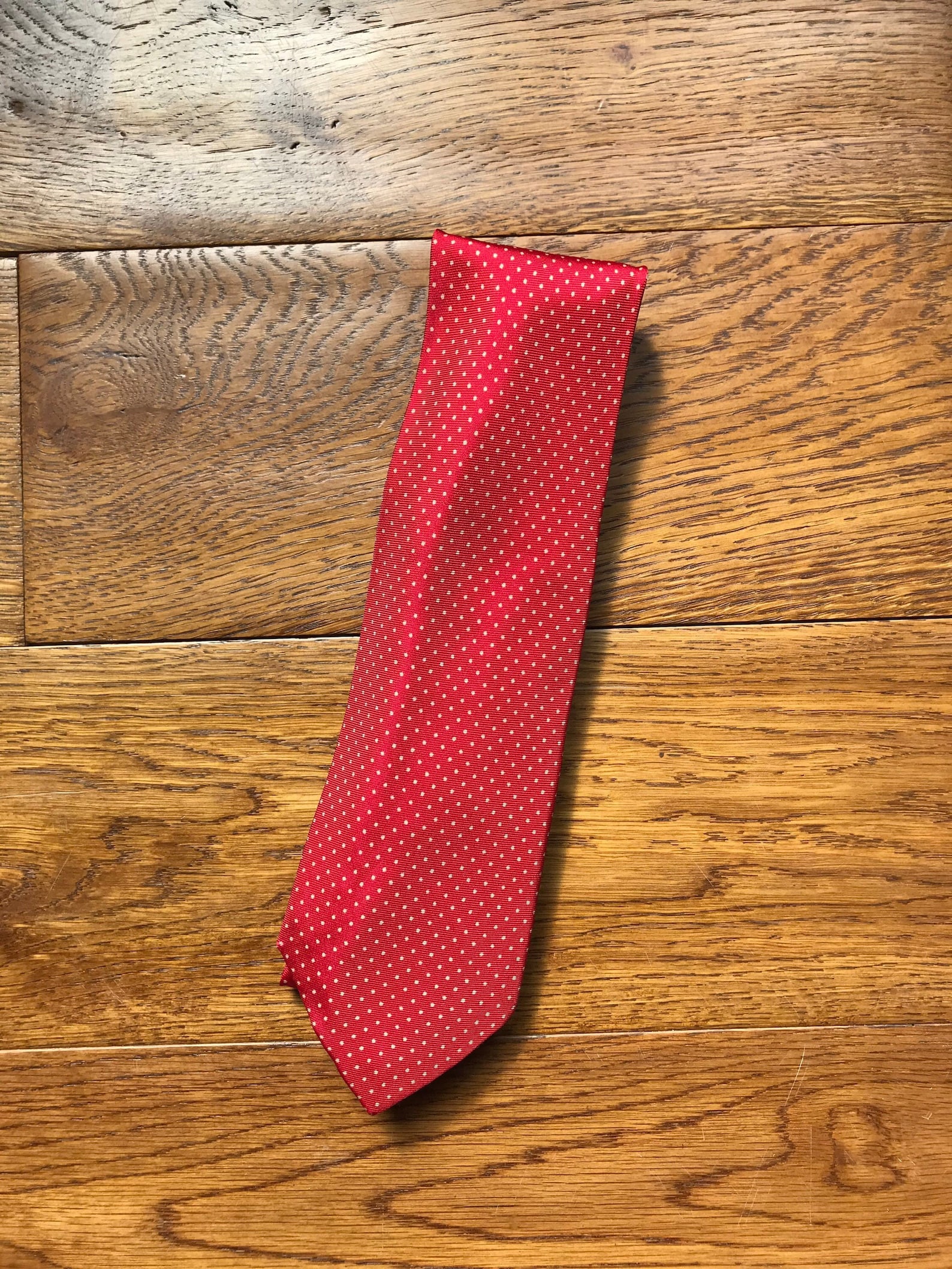 Cravatta Di Seta In Granatina Rossa Raffinata, Elegante Piccolo Motivo Geometrico Fatta A Mano In Italia