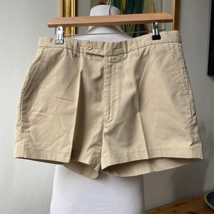 Vintage shorts, beige shorts, hiking shorts, safari shorts, tailored shorts, high waist shorts, collier Hong Kong, minimalist shorts,