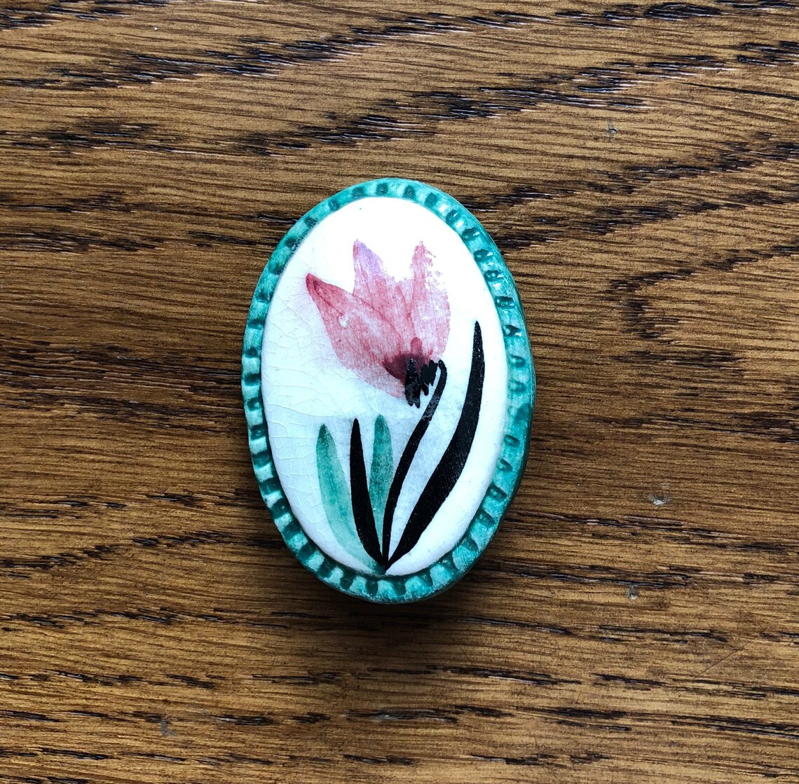 Broche ovale en micro mosaïque. 3,5 cm x 2,5 cm. - France