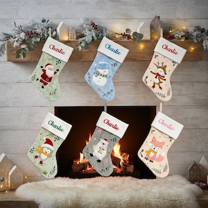 Puede incluir: Seis calcetines navideños con puños blancos personalizados con el nombre Charlie en varios colores. Los calcetines presentan personajes festivos bordados que incluyen a Santa, un muñeco de nieve, un reno, un pingüino, un oso polar y un zorro.