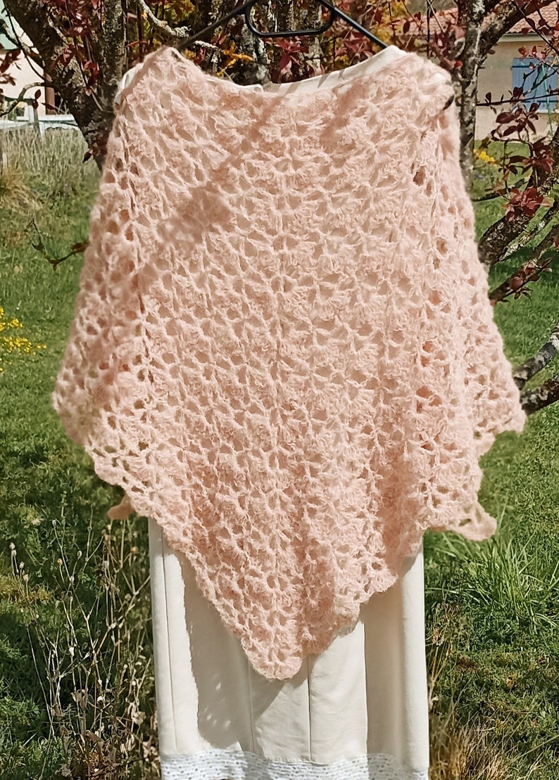 Châle mariage. Accessoire mariée. Châle fait main au crochet Rose saumon