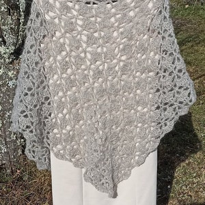 Châle mariage. Accessoire mariée. Châle fait main au crochet gris clair