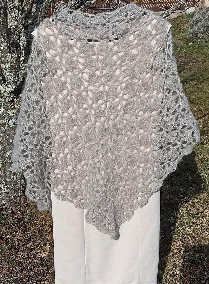 Châle mariage. Accessoire mariée. Châle fait main au crochet gris clair