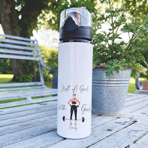 Op de afbeelding: Witte waterfles van roestvrij staal met een zwarte dop en een afbeelding van een vrouw die gewichten heft met de tekst "Just A Girl With Goals" en de naam "Emily" eronder.